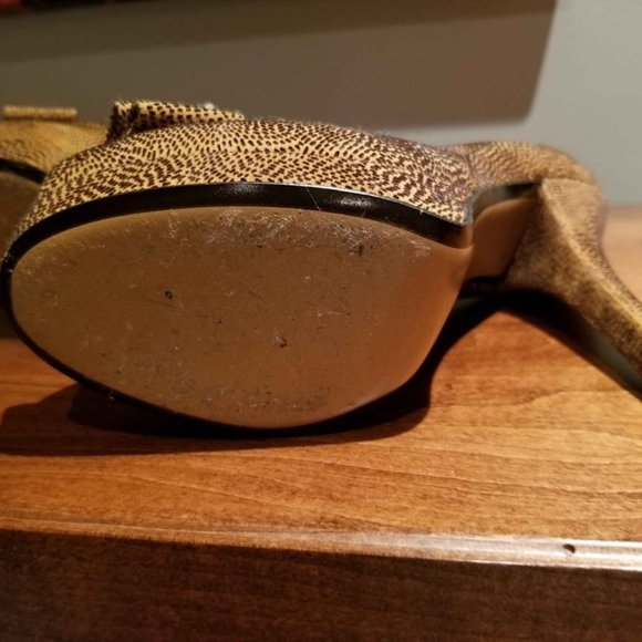 Striking Gorgeous Designers Shouse 8.5 US SIZE - Picture 9 of 9